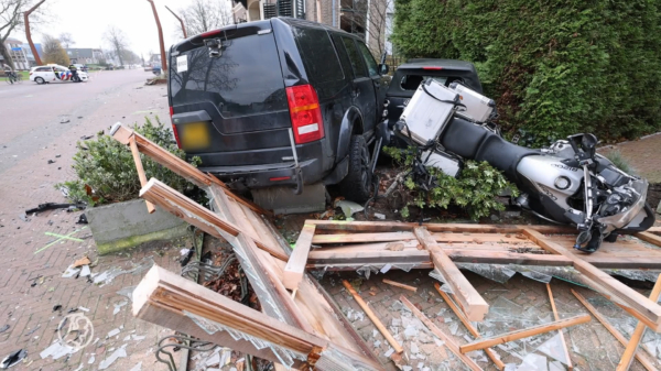 Bezopen 15-jarige joyrider crasht met auto van ouders in het Friese Damwâld