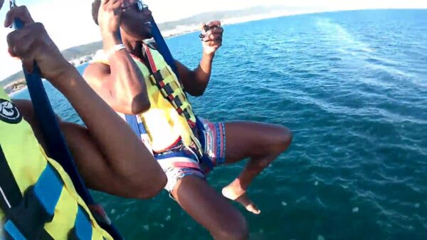 Parasailers worden gedropt tussen 100 miljoenmiljard kwallen