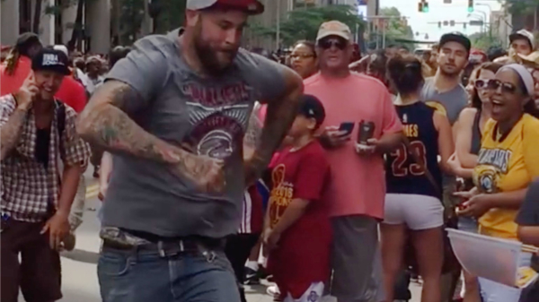 Fan van de Cleveland Cavaliers vindt een gratis lekkernij midden op straat