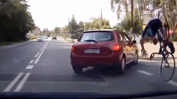 Wielrenner moet vol in de ankers door automobilist zonder richtingaanwijzer