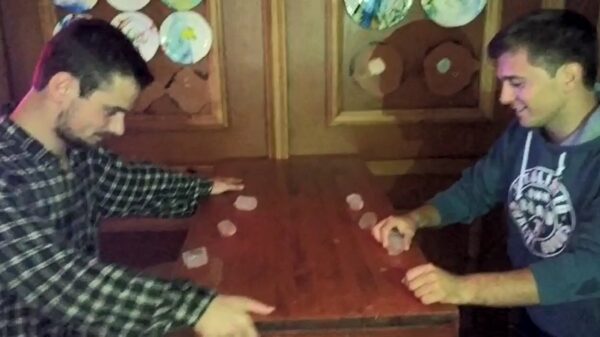 Dit ietwat gestoorde hardhoofd helpt met het bereiden van je mojito