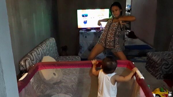 Filipijnse paaldanseres klust doordeweeks bij als babysitter