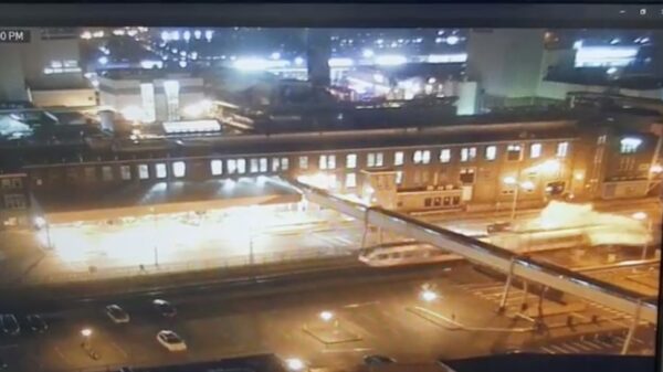 Trein jakkert dwars door vrachtwagen bij FrieslandCampina in Leeuwarden