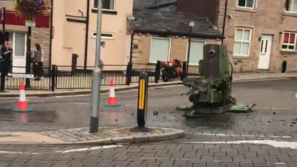 Vrachtwagenchauffeur heeft slechte dag en dumpt lading zware industriële machines op straat