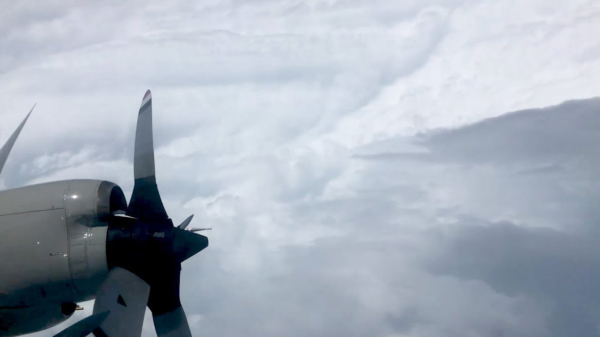 Indrukwekkende beelden als piloten dwars door orkaan Dorian vliegen