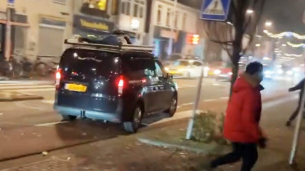 Marokkaanse "feestvierder" klimt op bestelbus, bestuurder trapt vol op het gas voor aflevering elders