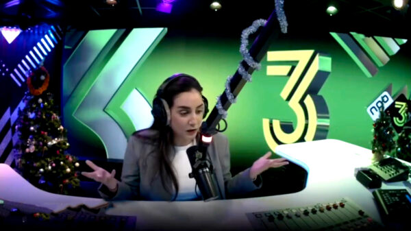 3FM-dj Ilhame Ajouaou belt luisteraar nadat hij haar trakteert op een foto van zijn jongeheer