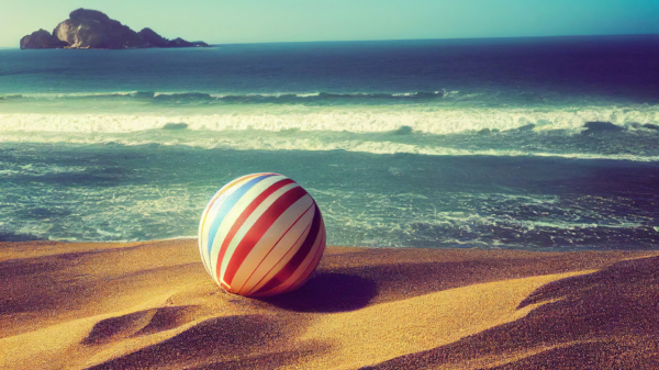 Hè toch: Marijke heeft op d'r vakantie de verkeerde strandballen opgeblazen
