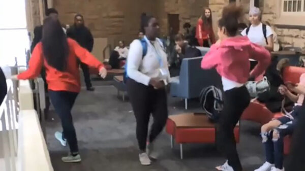 Aanstelster reageert nog erger dan Neymar als ze in haar gezicht wordt gemept