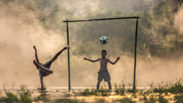 Gewoon twee opgroeiende jongens die fijn buiten spelen