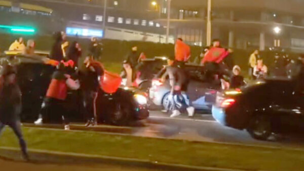 Onschuldige fietser door de ME van zijn fiets geslagen tijdens Marokko-rellen