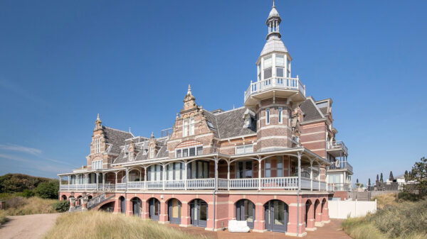 Dit statige strandappartement in Domburg lijkt van binnen meer op een ruimteschip
