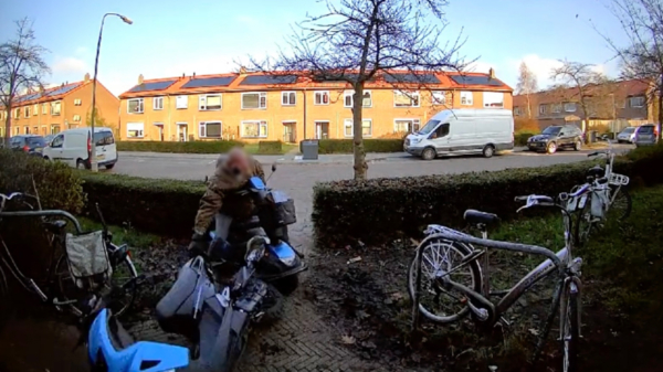 Tinus Tussengas ramt scooter met zijn op hol geslagen scootmobiel