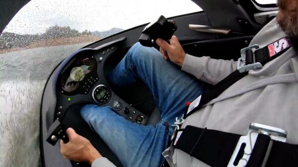 Jason Prado maakt een misselijkmakend ritje in een dolfijn met straalaandrijving