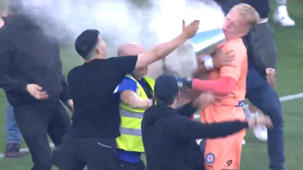 Bizarre beelden uit Melbourne: doelman Tom Glover op het veld aangevallen door hooligans