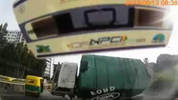 Automobilist kopt vrachtwagen maar komt er dankzij zijn airbags en gordel ongedeerd vanaf