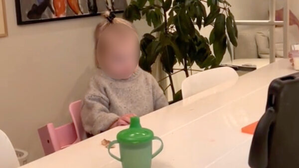 Hoe ontdek je of je schattige dochter last heeft van een ochtendhumeur?