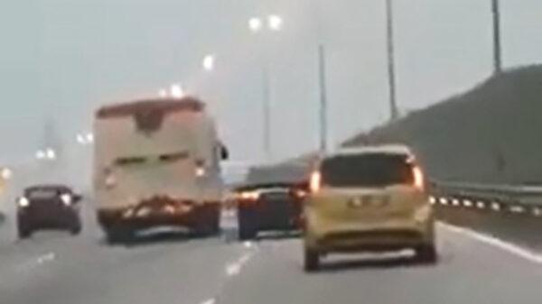 Aso parkeert zijn auto verdienstelijk tegen de vangrails na idiote inhaalacties