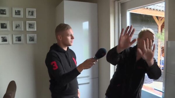 Rijdende Dennis probeert een slopende burenruzie op te lossen