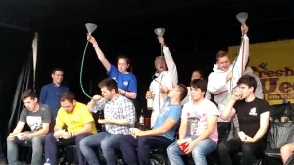 Gast gaat een stukje zwemmen tijdens smerige eetwedstrijd