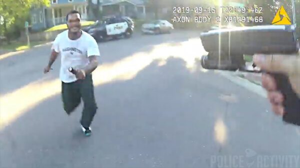 Zieke beelden: politieagent met bodycam schiet verdachte met mes neer