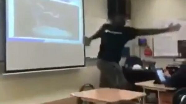 Demonstratie discuswerpen in de klas