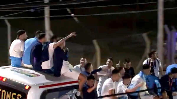 Messi en ploeggenoten bijna 'onthoofd' door laaghangende kabel in Buenos Aires