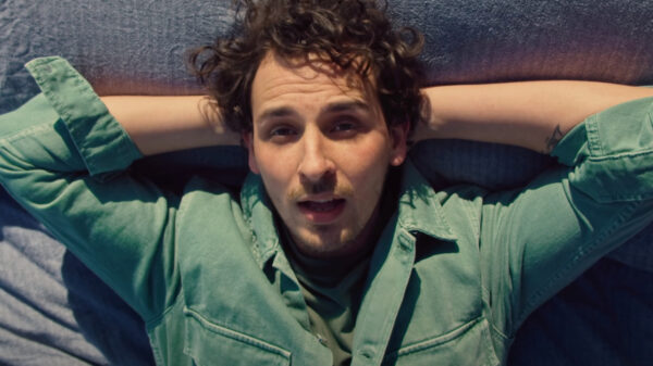 Getrouwde Nielson gaat vreemd met fan die alle gesprekken en beelden uit laat lekken