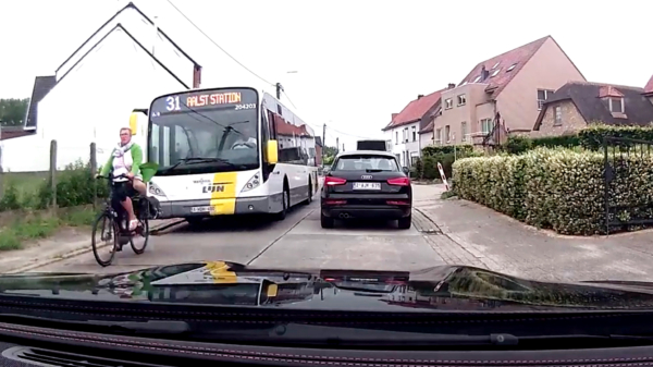Belgische vrouw op fiets heeft bumperklevende buschauffeur in d'r nek
