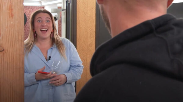 Roken tijdens het kakken blijkt voor deze dame toch echt een brug te ver