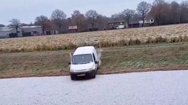 Nope: het ijs was duidelijk niet dik genoeg om deze auto te dragen