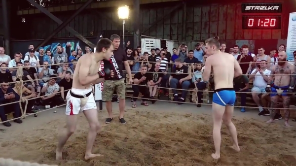 Only in Russia: twee schooljochies nemen het op tegen twee MMA-vechters