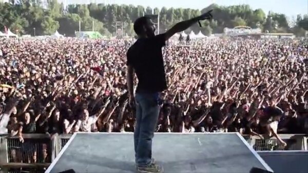 Uit de oude doos: de geluidstechnicus van een concert trollen