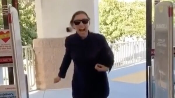 'Enigszins' racistische vrouw gaat full retard tegen zwarte vrouwen