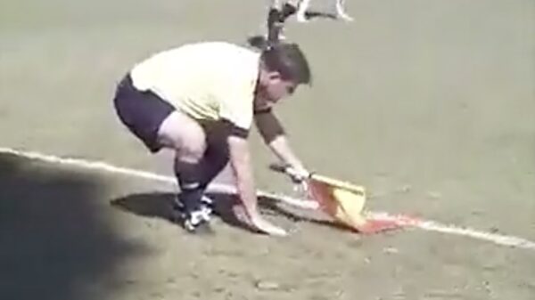 Tsjechische grensrechter komt straalbezopen bij een voetbalwedstrijd opdagen