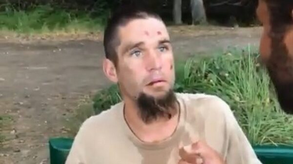 Nazi is zo lam dat 'ie vergeten is hoe hij moet groeten