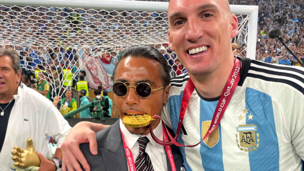 Cringe much: Salt Bae trekt wereldbeker uit handen van Argentijnse spelers