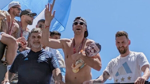 Argentijnse keeper Emiliano Martínez laat zich weer van zijn meest kinderachtige kant zien