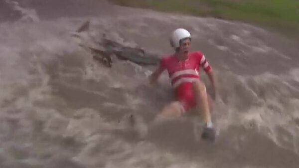 Een tijdrit in de stromende regen staat garant voor een heleboel falende wielrenners