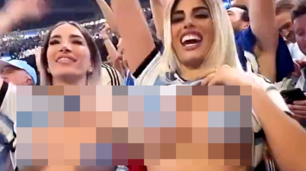 Nieuwe beelden van de "chica's del topless" die feest vieren in het stadion