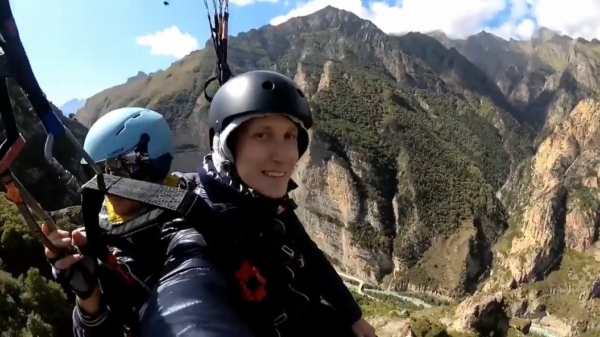 Paraglide-instructeur verongelukt als hij in de lucht op een collega knalt