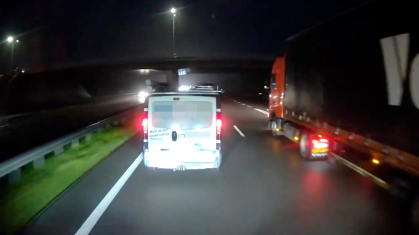 Tokkie in werkbusje haalt vrachtwagen via vluchtstrook in en geeft 'm een remtest