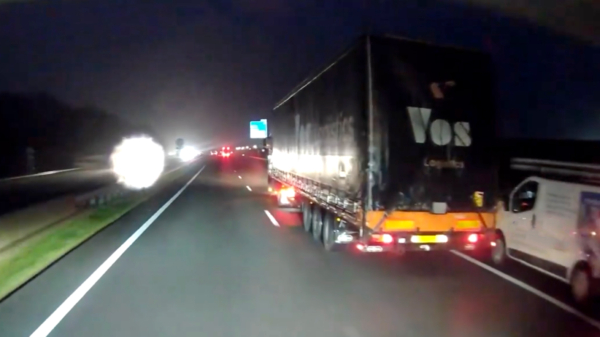 Tokkie in werkbusje haalt vrachtwagen via vluchtstrook in en geeft 'm een remtest