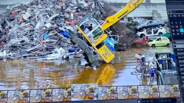 Hachelijk broekpoepmomentje voor man in wipwappende sloopkraan