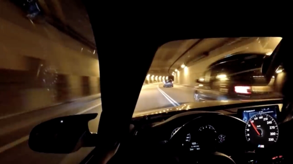 Verkeershufter in BMW M3 crasht na een bizarre rit dwars door Stockholm