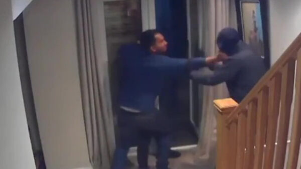 Eindbaas weet eigenhandig vier overvallers uit zijn huis te rammen