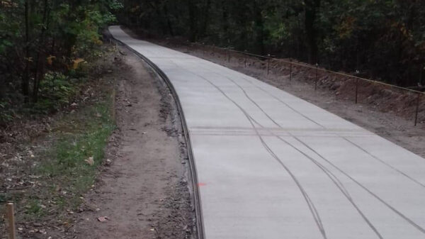 Aanleg fietspad vertraagd: wielrenners mollen vers paadje met beton