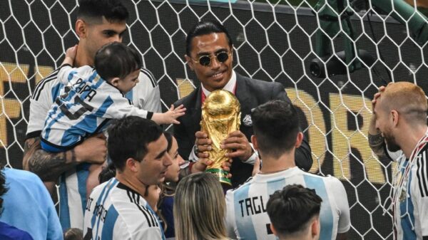 Salt Bae de sjaak: FIFA onderzoekt hoe hij zonder toestemming het veld betrad