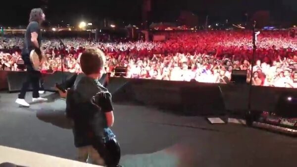 Zoontje van Scott Ian (Anthrax) rockt Everlong met de Foo Fighters