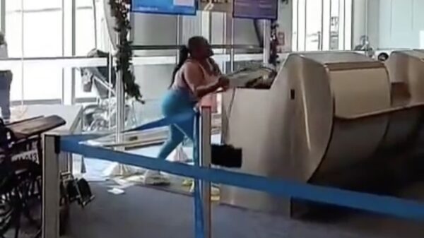 Vrouw in flipmode op vliegveld van Miami en breekt de tent volledig af